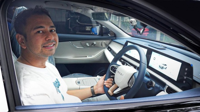 Raffi Ahmad pamer mobil baru (Instagram/@raffinagita1717)
