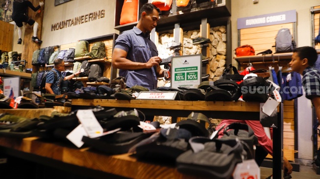 Pengunjung memilih baju lebaran di Eiger Flagship Store Radio Dalam, Jakarta, Kamis (4/4/2024). [Suara.com/Alfian Winanto]