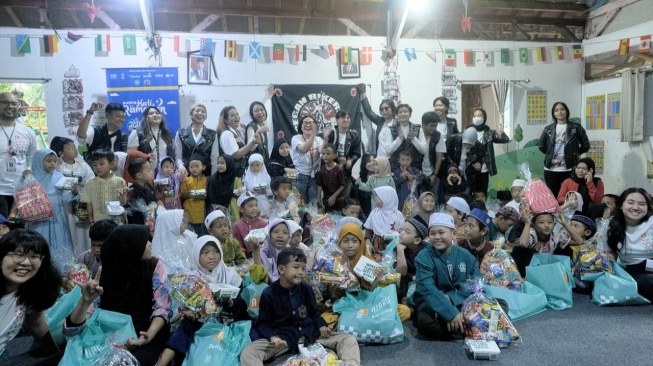 TGIF: Gandeng Bikers Cantik dan Hibur Anak-anak di Sekolah Alternatif Anak Jalanan