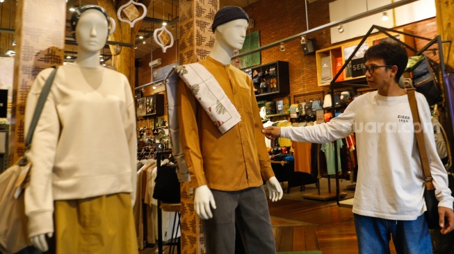 Pengunjung memilih baju lebaran di Eiger Flagship Store Radio Dalam, Jakarta, Kamis (4/4/2024). [Suara.com/Alfian Winanto]