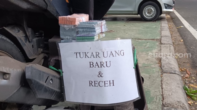 Jasa Tukar Uang Baru Bermunculan di Jalan Daan Mogot, Untung Rp 15 Ribu Setiap Ada Penukaran Rp 100 Ribu