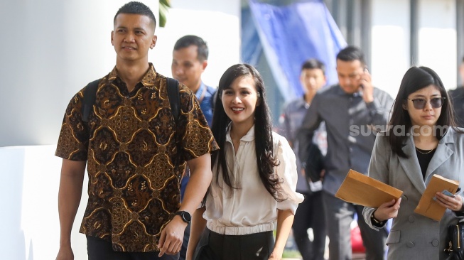 Artis Sandra Dewi (tengah) saat datang untuk menjalani pemeriksaan di Gedung Kejaksaan Agung RI, Jakarta, Kamis (4/4/2024). [Suara.com/Alfian Winanto]