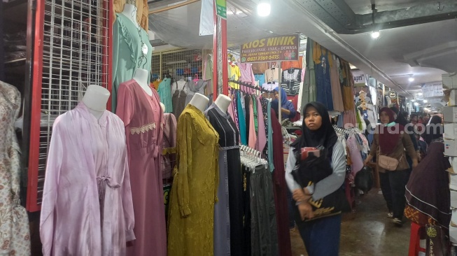 Warna Biru Muda Prabowo-Gibran Jadi Tren Baju Lebaran di Kota Semarang