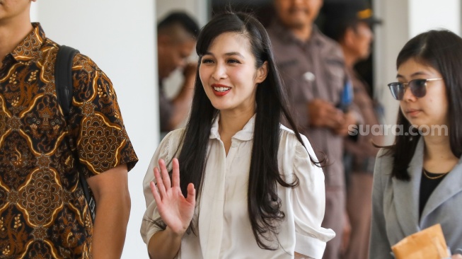 Senyum-senyum Jelang Diperiksa Kejagung, Ekspresi Sandra Dewi Disorot