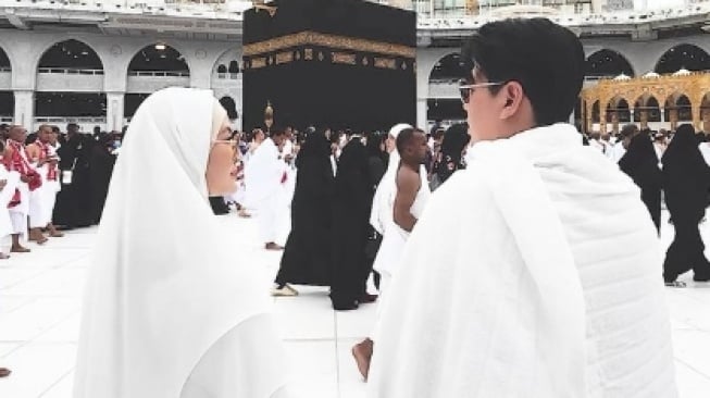 Potret Asty Ananta Umrah Bareng Suami. (Instagram/asty_ananta)