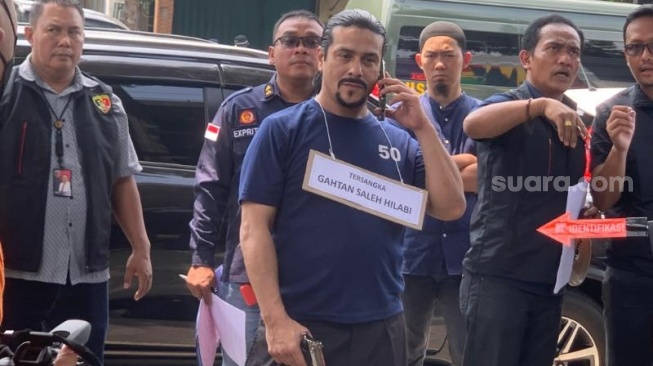 Polisi melakukan rekonstuksi kasus penembakan terhadap tersangka Gahtan Saleh Hilabi di kawasan Jatinegara, Jakarta Timur, Kamis (4/4/2024). [Tiara Rosana/Suara.com]
