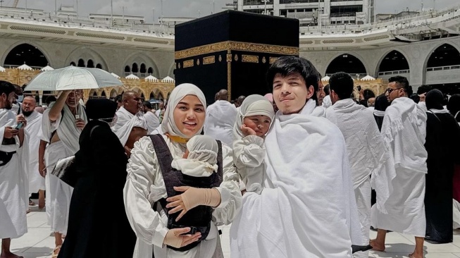 Atta Halilintar, Aurel Hermansyah, dan anak mereka di Makkah [Instagram]