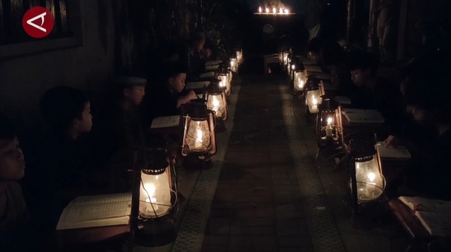 Tadarus Alquran di Kampung Tamtaman, Solo dengan Lampu Ting Sambil Kenalkan Suasana Tempo Dulu