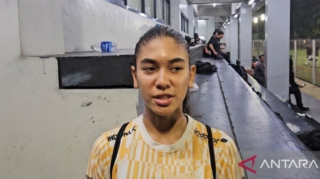 Pemain timnas putri U-17 Claudia Scheunemann menjawab pertanyaan pewarta setelah menjalani latihan di Lapangan latihan B, Komplek Gelora Bung Karno, Jakarta, Jumat (5/4/2024). (ANTARA/RAUF ADIPATI)