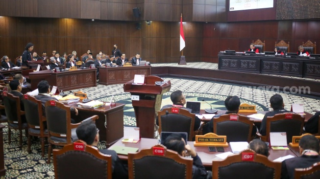 Suasana jalannya Sidang PHPU di Mahkamah Konstitusi (MK), Jakarta, Jumat (5/4/2024). [Suara.com/Alfian Winanto]