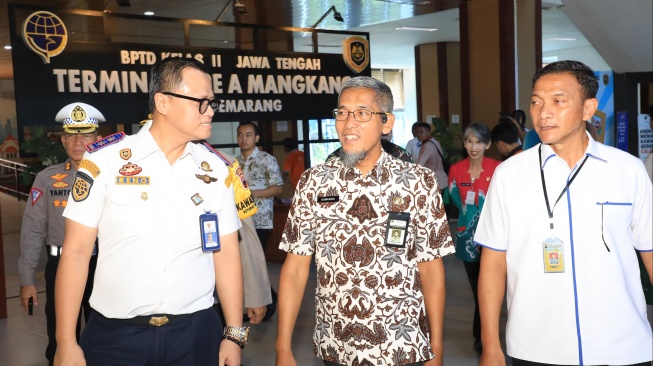 Sekretaris Daerah Provinsi Jawa Tengah, Sumarno saat meninjau kesiapan pelayanan mudik di Terminal Mangkang Kota  Semarang, Jumat (5/4/2024). [Dok Humas]