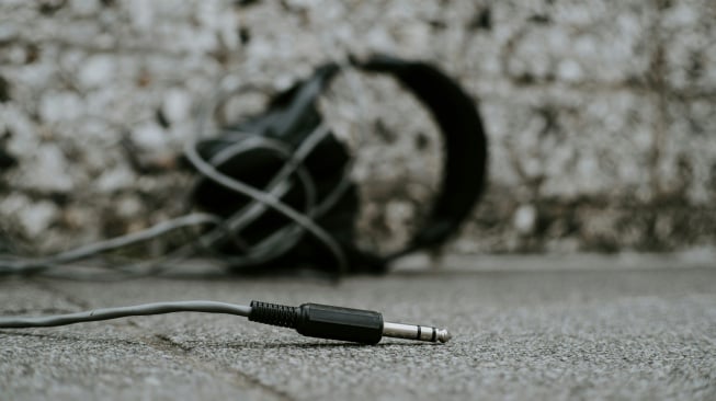 Ilustrasi jack headphone. [Unsplash/Mika Baumeister]