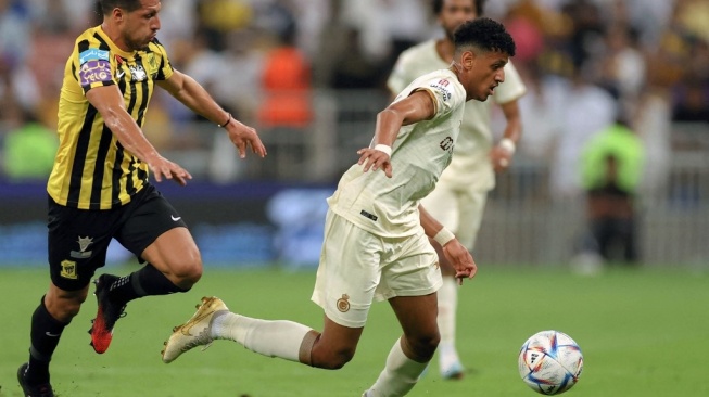 Gelandang Ittihad asal Mesir Tarek Hamed (kiri) berebut bola dengan penyerang Al Nassr Mohammed Maran selama pertandingan sepak bola Liga Arab Saudi antara al-Ittihad vs al-Nassr di Stadion King Abdullah Sport City di Jeddah pada 9 Maret 2023.AFP.Fayez NURELDINE / AFP.