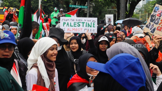 Massa saat menggelar aksi bela Palestina di depan Kedutaan Besar Amerika Serikat, Jakarta, Jumat (5/4//2024). Lo[Suara.com/Alfian Winanto]