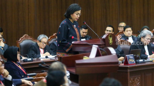 Menteri Keuangan Sri Mulyani memberikan keterangan saat mengikuti Sidang PHPU di Mahkamah Konstitusi (MK), Jakarta, Jumat (5/4/2024). [Suara.com/Alfian Winanto]