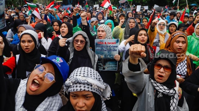 Massa saat menggelar aksi bela Palestina di depan Kedutaan Besar Amerika Serikat, Jakarta, Jumat (5/4//2024). [Suara.com/Alfian Winanto]