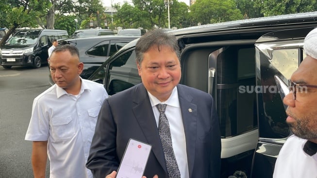 Menko Perekonomian Airlangga Hartarto di Istana Kepresidenan, Jumat (5/4/2024). (Suara.com/Novian)