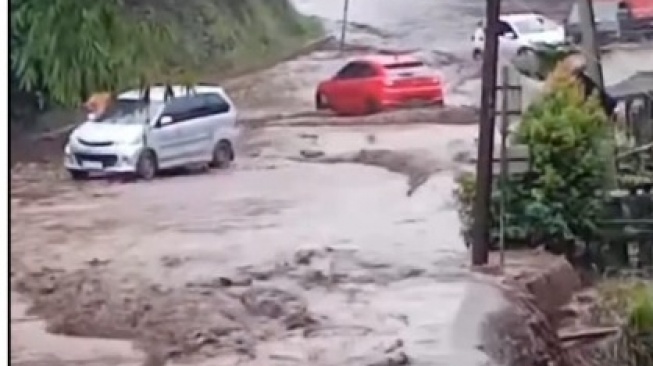 Banjir Lahar Dingin Gunung Marapi Terjang Wilayah Sumbar, Jalur Utama Padang-Bukittinggi Tak Bisa Dilewati