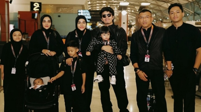 Umrah Bareng Keluarga Besar, Penampilan Polos Aurel Hermansyah Jadi Omongan