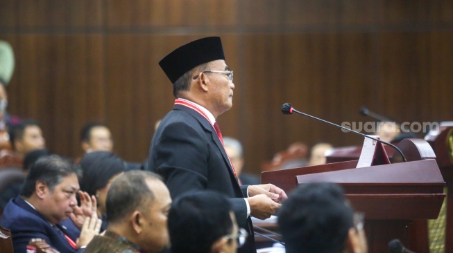 Menteri Koordinator Bidang Pembangunan Manusia dan Kebudayaan (Menko PMK) Muhadjir Effendy memberikan keterangan saat mengikuti Sidang PHPU di Mahkamah Konstitusi (MK), Jakarta, Jumat (5/4/2024). [Suara.com/Alfian Winanto]