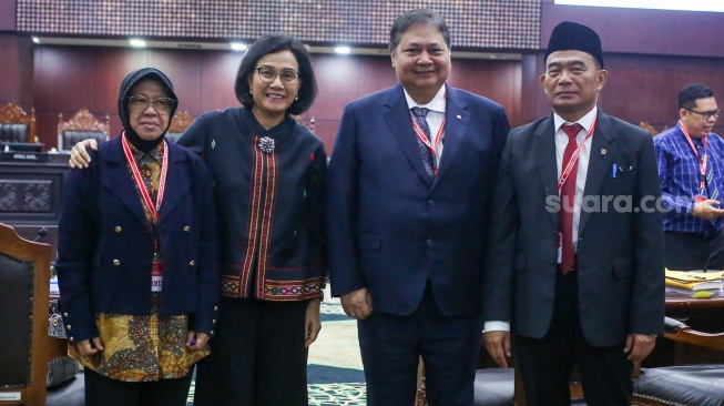 (dari kiri ke kanan) Menteri Sosial Tri Rismaharini, Menteri Keuangan Sri Mulyani, Menko Perekonomian Airlangga Hartarto, dan Menko PMK Muhadjir Effendy saat bersiap mengikuti Sidang PHPU di Mahkamah Konstitusi (MK), Jakarta, Jumat (5/4/2024). [Suara.com/Alfian Winanto[