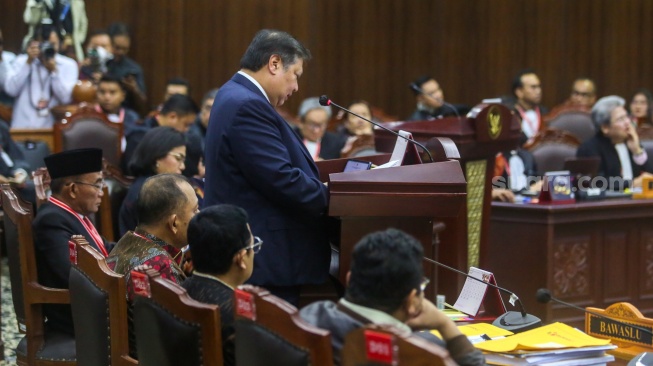 Menteri Koordinator bidang Perekonomian Airlangga Hartarto memberikan keterangan saat mengikuti Sidang PHPU di Mahkamah Konstitusi (MK), Jakarta, Jumat (5/4/2024). [Suara.com/Alfian Winanto]