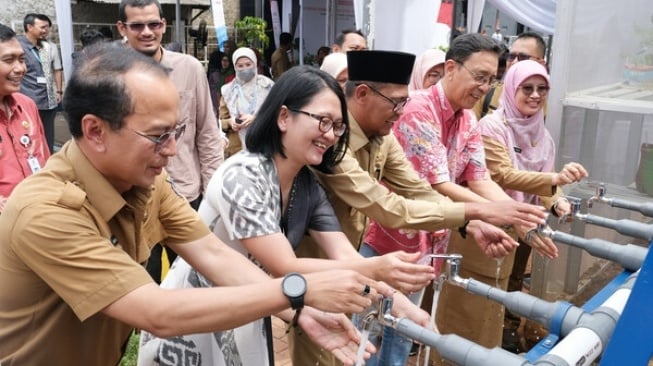 Serah terima fasilitas penyediaan air bersih dan sehat terhadap 150 rumah tangga di Depok untuk cegah stunting. (Dok. Bayer)