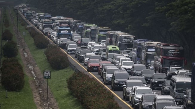 Kemacetan di Tol Cipali pada Jumat (5/4/2024). [Antara]