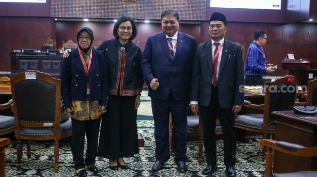 (dari kiri ke kanan) Menteri Sosial Tri Rismaharini, Menteri Keuangan Sri Mulyani, Menko Perekonomian Airlangga Hartarto, dan Menko PMK Muhadjir Effendy saat bersiap mengikuti Sidang PHPU di Mahkamah Konstitusi (MK), Jakarta, Jumat (5/4/2024). [Suara.com/Alfian Winanto[