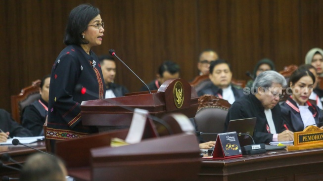 Menteri Keuangan Sri Mulyani memberikan keterangan saat mengikuti Sidang PHPU di Mahkamah Konstitusi (MK), Jakarta, Jumat (5/4/2024). [Suara.com/Alfian Winanto]