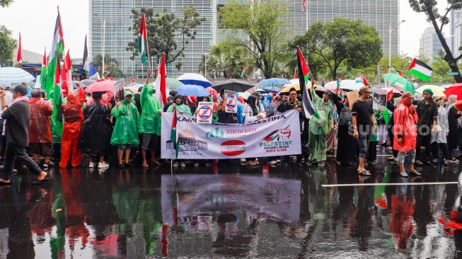 Massa saat menggelar aksi bela Palestina di depan Kedutaan Besar Amerika Serikat, Jakarta, Jumat (5/4//2024). [Suara.com/Alfian Winanto]