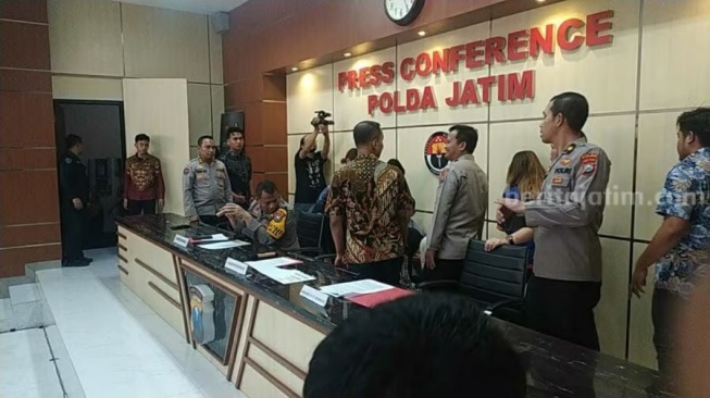 Gelapkan Uang Miliaran Rupiah, Selebgram Pingsan di Polda Jatim