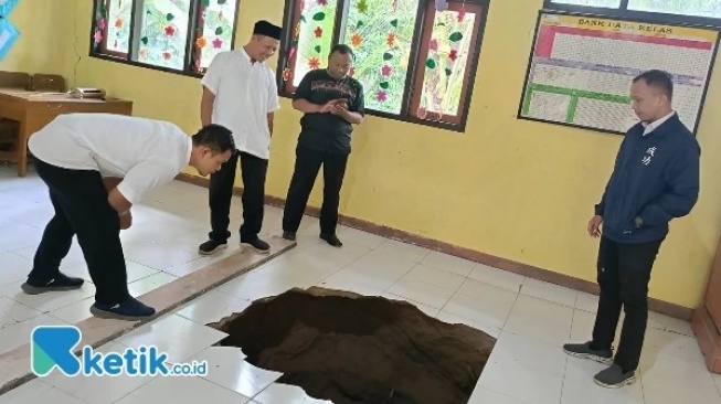 Lantai SD Negeri 1 Karanganyar, Kecamatan Kebonagung, Pacitan menganga, diduga kuat akibat adanya aliran air di bawahnya. [Ketik.co.id)]