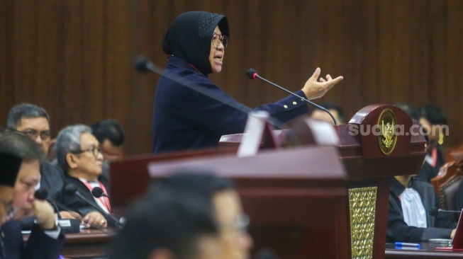 Menteri Sosial Tri Rismaharini memberikan keterangan saat mengikuti Sidang PHPU di Mahkamah Konstitusi (MK), Jakarta, Jumat (5/4/2024). [Suara.com/Alfian Winanto]