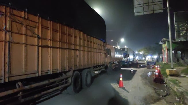 Jalan Lingkar Selatan Cilegon Lumpuh, Ratusan Truk Mengantre 7 Jam Masuk Pelabuhan Ciwandan