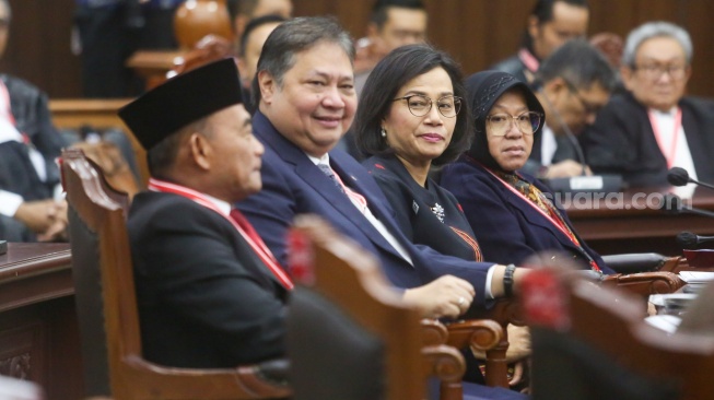 (dari kiri ke kanan) Menko PMK Muhadjir Effendy, Menko Perekonomian Airlangga Hartarto, Menteri Keuangan Sri Mulyani, dan Menteri Sosial Tri Rismaharini saat mengikuti Sidang PHPU di Mahkamah Konstitusi (MK), Jakarta, Jumat (5/4/2024). [Suara.com/Alfian Winanto[