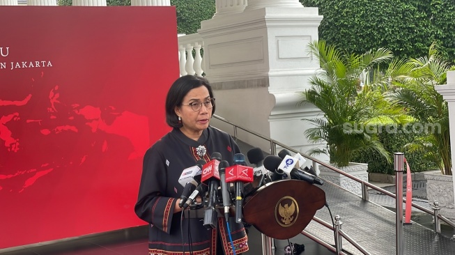 Menteri Keuangan Sri Mulyani di Istana Kepresidenan, Jumat (5/4/2024). (Suara.com/Novian)