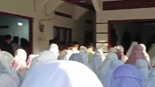 Tak Ikut Pemerintah, Jemaah Aolia Salat Id Lebih Awal Tadi Pagi