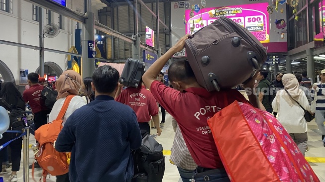 Keluh Kesah Porter Di Stasiun Pasar Senen: Penumpang Ramai, Tapi Seret Pendapatan