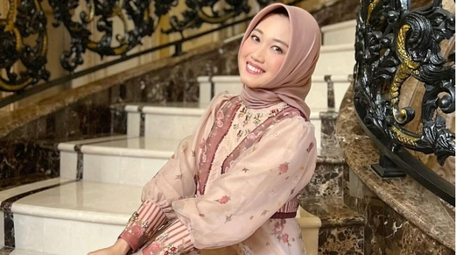 Sumber Kekayaan Daffa Nabilah, Crazy Rich Sidoarjo Viral Bagi 1500 Takjil di Depan Rumah