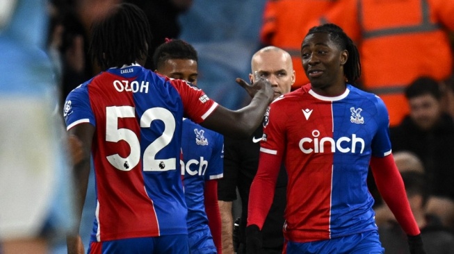 Gelandang Crystal Palace, Michael Olise (kanan) melakukan selebrasi bersama rekan-rekannya setelah mencetak gol dari titik penalti selama pertandingan pekan ke-32 Liga Inggris 2023-2024 antara Crystal Palace vs Manchester City di Selhurst Park di London selatan pada 6 April 2024.Paul ELLIS / AFP.