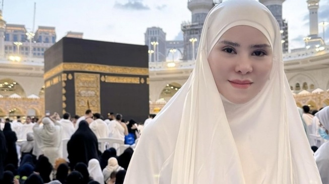 Angel Lelga jalani umrah di penghujung Ramadan. [Instagram]