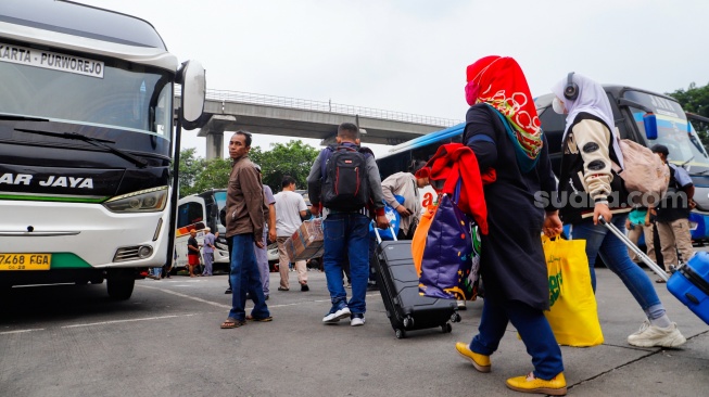 Calon Pemudik bersiap menaiki bus di Terminal Kampung Rambutan, Jakarta, Sabtu (6/4/2024). [Suara.com/Alfian Winanto]