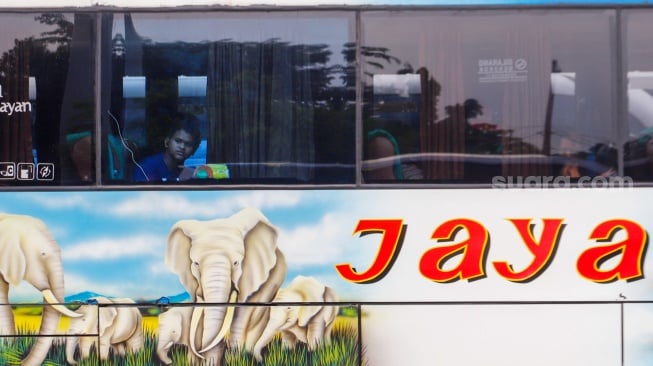 Calon Pemudik menaiki bus di Terminal Kampung Rambutan, Jakarta, Sabtu (6/4/2024). [Suara.com/Alfian Winanto]