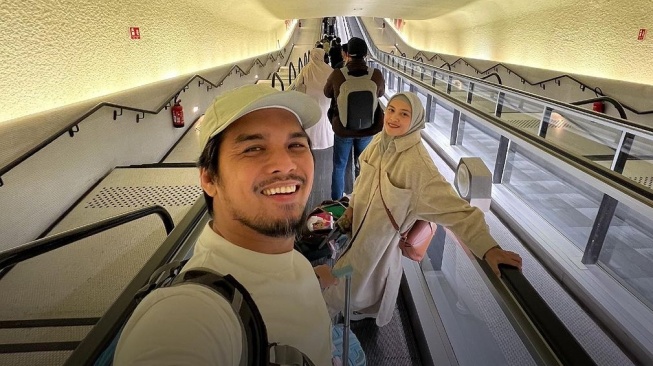 Mario Irwinsyah dan Ratu Andandita menjalani umrah bersama. [Instagram]