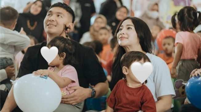 Keseruan ulang tahun yang kedua anak Nikita Willy dan Indra Priawan, Issa Xander Djokosoetono. [Instagram]