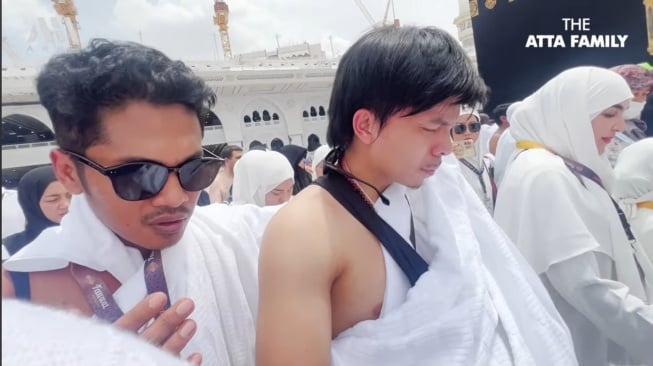 Atta Halilintar dan Aurel Hermansyah umrah sambil gendong anak mereka (YouTube Ahha Family)