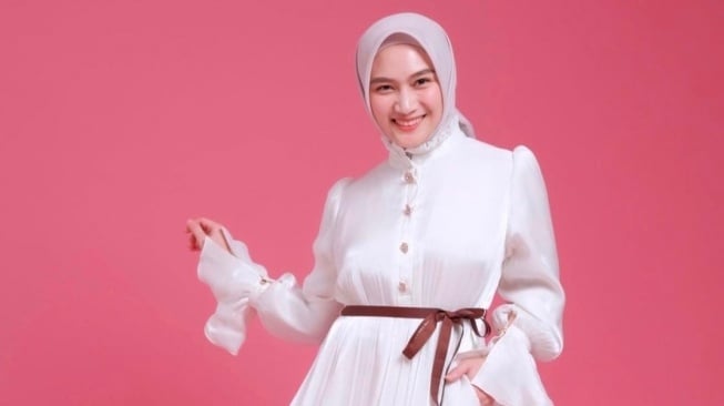 Melody Laksani Kenakan Gaun Shimmer (Instagram)