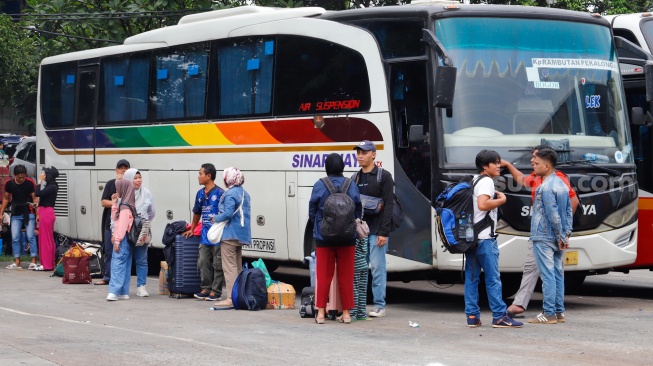 Calon Pemudik menunggu kedatangan bus di Terminal Kampung Rambutan, Jakarta, Sabtu (6/4/2024). [Suara.com/Alfian Winanto]