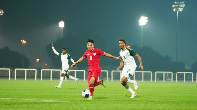 Pemain Timnas Indonesia U-23 Witan Sulaeman saat laga uji coba kontra Arab saudi dalam training camp (TC) di Dubai. (Dok. PSSI).